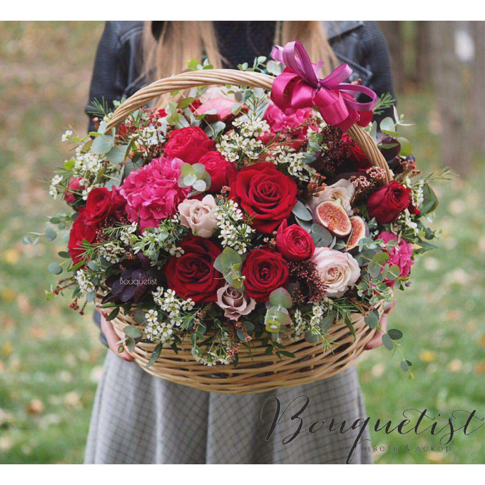 Шикарная корзина из гортений и роз Шикарная корзина из гортений и роз